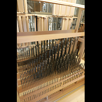 Luzern, Hofkirche St. Leodegar (Große Orgel mit Echowerk), Prinzipal- und Mixturpfeifen im Echowerk, darüber der Flügeltremulant