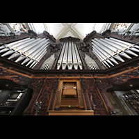 Luzern, Hofkirche St. Leodegar (Große Orgel mit Echowerk), Hauptorgel mit Spieltisch perspektivisch (unbeleuchtet)
