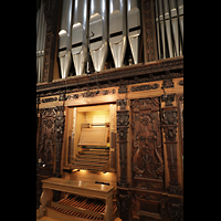 Luzern, Hofkirche St. Leodegar (Große Orgel mit Echowerk), Spieltisch mit Pfeifen des Prinzipal 32' direkt darüber