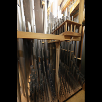 Luzern, Hofkirche St. Leodegar (Große Orgel mit Echowerk), Pfeifen des Hauptwerks mit hochgebänktem Kornett in der ersten Etage der Hauptorgel