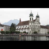 Luzern, Jesuitenkirche St. Franz Xaver (Hauptorgel), Außenansicht über den Mündungsarm der Reuss, hinten der Pilatus (2.128 m)