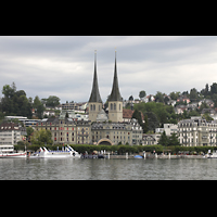 Luzern, Hofkirche St. Leodegar (Walpenorgel), Blick über den Vierwaldstätter See zur Hofkirche