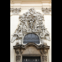 Praha (Prag), Bazilika sv. Jakuba (St. Jakob), Chororgel, Figurenschmuck über dem Portal