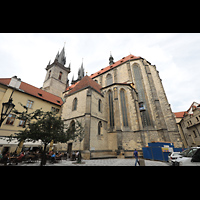Praha (Prag), Matka Boží pred Týnem (Teyn-Kirche), Blick von der Týnská ulicka seitlich auf den Chor und die Türme