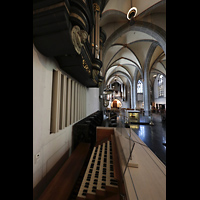 Düsseldorf, Basilika St. Lambertus, Blick über den mobilen Spieltisch zur Chor- und Hauptorgel