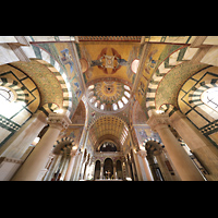 Berlin (Prenzlauer Berg), Herz-Jesu-Kirche, Innenraum mit Blick zur Orgel und ins Gewölbe