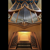 Berlin - Spandau, St. Marien am Behnitz, Orgel mit Spieltisch perspektivisch