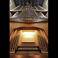 Berlin - Spandau, St. Marien am Behnitz, Orgel mit Spieltisch und Pfeifen des Fanfaro perspektivisch