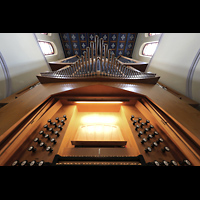 Berlin - Spandau, St. Marien am Behnitz, Orgel mit Spieltisch und Pfeifen des Fanfaro perspektivisch