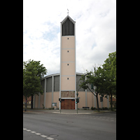Berlin - Reinickendorf, St. Bernhard Tegel, Fassade mit Turm