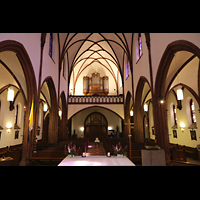 Berlin (Reinickendorf), Herz-Jesu-Kirche Tegel, Innenraum in Richtung Orgel (beleuchtet)