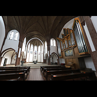 Berlin (Reinickendorf), St. Marien (Emporenorgel), Blick vom Hauptschiff zur Orgel und in den Chor