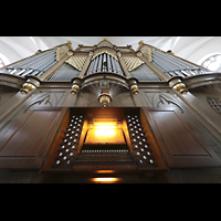 Hof, St. Michaelis, Orgel mit Spieltisch (beleuchtet) perspektivisch