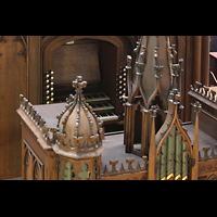 Berlin (Tiergarten), Musikinstrumenten-Museum - Regal, Gray-Orgel - Blick über das Rückpositiv auf den Spieltisch