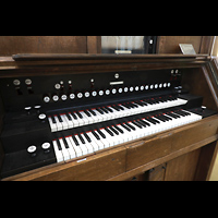Berlin (Tiergarten), Musikinstrumenten-Museum - Gray-Orgel, Scheola-Orgel-Harmonium - Spieltisch seitlich