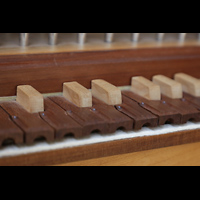 Berlin (Tiergarten), Musikinstrumenten-Museum - Nürnberger Positiv, Portativ - Tastatur-Detail