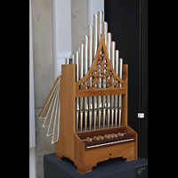 Berlin (Tiergarten), Musikinstrumenten-Museum - Gray-Orgel, Portativ seitlich mit aufgezogenem Balg