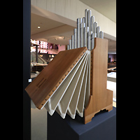 Berlin (Tiergarten), Musikinstrumenten-Museum - Gray-Orgel, Portativ von hinten mit aufgezogenem Balg