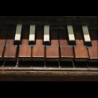Berlin (Tiergarten), Musikinstrumenten-Museum - Nürnberger Positiv, Positiv um 1700 - Tastatur-Detail