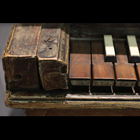 Berlin (Tiergarten), Musikinstrumenten-Museum - Marcussen-Orgel, Positiv um 1700 - Tastatur-Detail