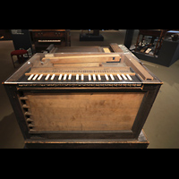 Berlin (Tiergarten), Musikinstrumenten-Museum - Regal, Prozessions-Orgel - Frontansicht mit liegend eingebauten Holzpfeifen