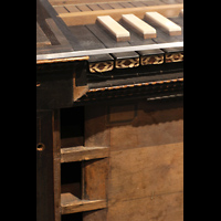 Berlin (Tiergarten), Musikinstrumenten-Museum - Wurlitzer-Orgel, Prozessions-Orgel - Detailansicht Manual und liegende Holzpfeifen