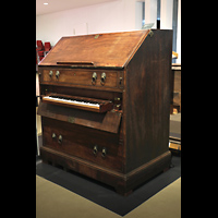 Berlin (Tiergarten), Musikinstrumenten-Museum - Regal, Schreibsekretär-Orgel