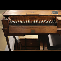 Berlin (Tiergarten), Musikinstrumenten-Museum - Regal, Claviorganum - Tastatur