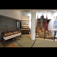 Berlin, Musikinstrumenten-Museum, Marcussen-Orgel mit Balganlage, im Hintergrund die Gray-Orgel