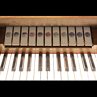 Berlin (Tiergarten), Musikinstrumenten-Museum - Gray-Orgel, Marcussen-Orgel - Registerwippen und Manualtasten