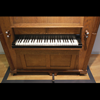 Berlin (Tiergarten), Musikinstrumenten-Museum - Gray-Orgel, Positiv um 1870 - Spieltisch