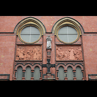 Berlin, American Church in Berlin (ehem. Lutherkirche am Dennewitzplatz), Reliefs über dem Hauptportal