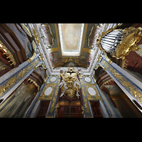 Berlin (Charlottenburg), Schloss Charlottenburg, Eosander-Kapelle, Blick von unten zur Königsloge, Orgel und Decke