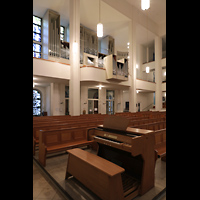 Berlin (Charlottenburg), St. Kamillus, Blick vom zweiten mobiilen Spieltisch zur Orgel