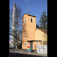 Berlin - Reinickendorf, Apostel Andreas-Kirche, Kirchturm; links: Schornstein des Heizwerks des Märkischen Viertels