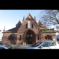 Berlin - Pankow, Alte Pfarrkirche ''Zu den Vier Evangelisten'' (Positiv), Fassade und Hauptportal