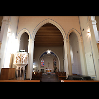 Berlin - Pankow, Alte Pfarrkirche ''Zu den Vier Evangelisten'' (Positiv), Chorraum mit Kanzel, Positiv und Altar