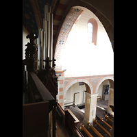 Helmstedt, St. Marienberg (Truhenorgel), Seitlicher Blick über die Orgel ins Langhaus
