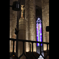Barcelona, Basílica Santa María del Mar, Statue der María del Mar mit Schiff, im Hintergrund ein modernes Glasfenster