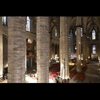 Barcelona, Basílica Santa María del Mar, Blick vom oberen Chorumgang zur Orgel und in die Kirche