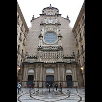 Montserrat, Basílica Santa María, Inneres Atrium und Fassade der Basilika mit Reliefs