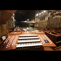 Montserrat, Basílica Santa María - Capella de Sant Fructuós, Mobiler elektrischer Spieltisch im Chorraum mit Blick in die Basilika