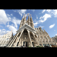 Barcelona, La Sagrada Familia (Chororgel), Außenansicht (Passions-/Leidensfassade) von der Carrer de Sardenya