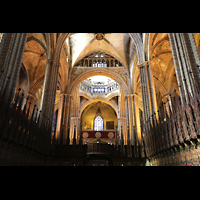 Barcelona, Catedral de la Santa Creu i Santa Eulàlia, Blick vom Chorraum und Chorgestühl in Richtung Rückwand (Hauptportal)
