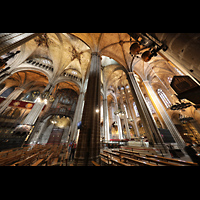 Barcelona, Catedral de la Santa Creu i Santa Eulàlia, Seitlicher Blick in Richtung Orgel und Chor