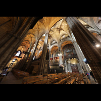 Barcelona, Catedral de la Santa Creu i Santa Eulàlia, Seitlicher Blick in Richtung Orgel und Rückwand (Hauptportal)