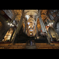 Barcelona, Catedral de la Santa Creu i Santa Eulàlia, Innenraum in Richtung Rückwand (Hauptportal)