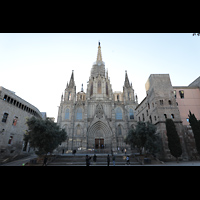 Barcelona, Catedral de la Santa Creu i Santa Eulàlia, Fassade mit Placita de la Seu, rechts die Casa de l'Ardiaca