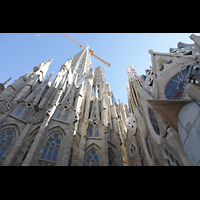 Barcelona, La Sagrada Familia (Krypta-Orgel), Der Ende 2021 fertiggestellte 138 m hohe Marienturm mit beleuchtetem Stern