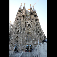 Barcelona, La Sagrada Familia, Geburtsfassade mit den 4 Krippentürmen (98,40 m außen bzw. 107 m hoch)